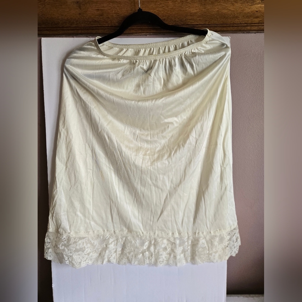 Vintage Cream A-Line Skirt With Lace Trim